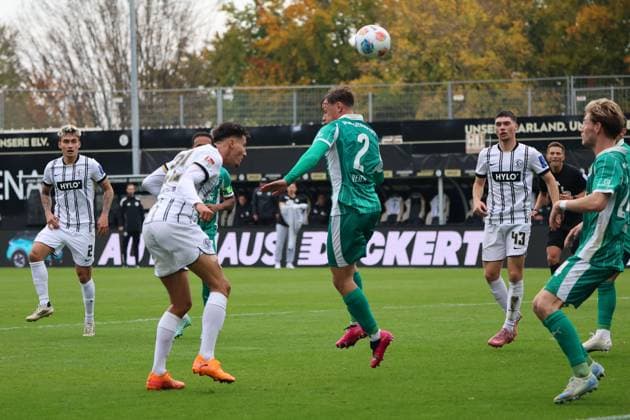 19.10.2025, Fussball, Herren, 2. Bundesliga, Saison 2025 2026, SV 07 Elversberg SpVgg Greuther Fürth, Younes Ebnoutalib (SV 07 Elversberg), Lukas Reich (SpVgg Greuther Fürth) Elversberg Ursapharm-Arena an der Kaiserlinde Saarland Deutschland (DE)