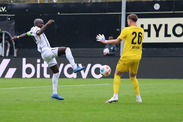 19.10.2025, Fussball, Herren, 2. Bundesliga, Saison 2025 2026, SV 07 Elversberg SpVgg Greuther Fürth, Amara Conde (SV 07 Elversberg), Pelle Boevink (SpVgg Greuther Fürth) Elversberg Ursapharm-Arena an der Kaiserlinde Saarland Deutschland (DE)