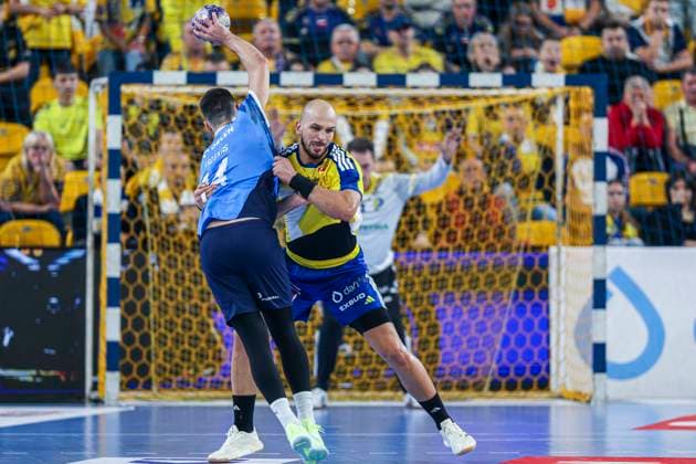 Kielce 19.10.2025 PILKA RECZNA MEZCZYZN 8 KOLEJKA ORLEN SUPERLIGA SEZON 2025 26 --- MEN S HANDBALL TOP LEAGUE DAY 8 MATCH Industria Kielce - Orlen Wisla Plock NZ GERGO FAZEKAS ARTSEM KARALEK FOT. JACEK STANISLAWEK 400mm.pl NEWSPIX.PL --- newspix.pl 