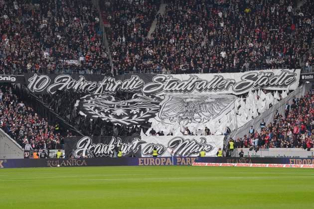 Choreografie der Fans, Ultras, Banner, Fahnen, Schal, Tribüne, Choreographie , Deutschland, Fussball, 1. Bundesliga, 7.Spieltag, 2025 2026, SC Freiburg vs. Eintracht Frankfurt, 19.10.2025, Europa-Park Stadion, Freiburg, Deutschland DFL REGULATIONS PROHIBIT ANY USE OF PHOTOGRAPHS AS IMAGE SEQUENCES AND OR QUASI-VIDEO. Freiburg Europa-Park Stadion Baden-Württemberg Deutschland Copyright: xArnexAmbergx