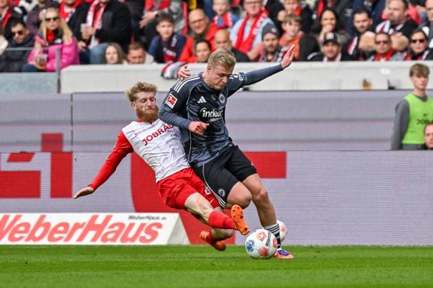 Niklas Beste (SC Freiburg, 19) graescht grätscht bei Jonathan Burkardt (Eintracht Frankfurt, 09) den Ball weg. GER, SC Freiburg - Eintracht Frankfurt, Fussball, Bundesliga, 7. Spieltag, Saison 2025 2026, 19.10.2025 DFL DFB REGULATIONS PROHIBIT ANY USE OF PHOTOGRAPHS AS IMAGE SEQUENCES AND OR QUASI-VIDEO GER, SC Freiburg - Eintracht Frankfurt, Fussball, Bundesliga, 7. Spieltag, Saison 2025 2026, 19.10.2025 Freiburg Copyright: xEibner-Pressefoto ThomasxHessx EP_THS