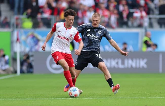19.10.2025, Fussball Bundesliga, SC Freiburg - Eintracht Frankfurt, v.l., Derry Scherhant (SC Freiburg), Rasmus Kristensen (Eintracht Frankfurt) DFL DFB REGULATIONS PROHIBIT ANY USE OF PHOTOGRAPHS AS IMAGE SEQUENCES AND OR QUASI-VIDEO. xdcx Copyright: HMBxMedia Claus