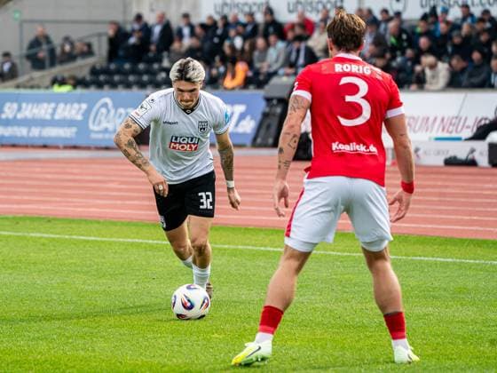 Niklas Koelle (SSV Ulm 1846, 32) im Zweikampf mit Henry Rorig (FC Energie Cottbus, 03), GER, SSV Ulm 1846 vs. FC Energie Cottbus, Fussball, 3. Liga, Spielzeit 2025 2026, 19.10.2025, DFB DFL regulations prohibit any use of photographs as image sequences and or quasi-video. GER, SSV Ulm 1846 vs. FC Energie Cottbus, Fussball, 3. Liga, Spielzeit 2025 2026, 19.10.2025 Ulm Copyright: xMichaelxSchmidt Eibner-Pressefotx EP_MST