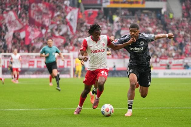 1. Bundesliga: SC Freiburg vs Eintracht Frankfurt, 19.10.2025 Johan Manzambi (SC Freiburg, 44) in a duel with Aurèle Amenda (Eintracht Frankfurt, 5) 1. Bundesliga: SC Freiburg vs Eintracht Frankfurt, Europa-Park-Stadion, 19.10.2025 DFB DFL REGULATIONS PROHIBIT ANY USE OF PHOTOGRAPHS AS IMAGE SEQUENCES AND OR QUASI-VIDEO. Copyright: xBEAUTIFULxSPORTS Boscox