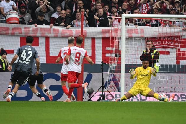 19.10.2025, xjhx, Fussball 1.Bundesliga, SC Freiburg - Eintracht Frankfurt v.l. Jonathan Jonny Burkardt (Eintracht Frankfurt) Torschuetze, erzielt das Tor, Treffer, scores the goal 1:1 Noah Atubolu (SC Freiburg) (DFL DFB REGULATIONS PROHIBIT ANY USE OF PHOTOGRAPHS as IMAGE SEQUENCES and or QUASI-VIDEO) Freiburg
