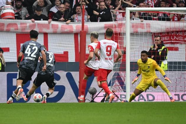 19.10.2025, xjhx, Fussball 1.Bundesliga, SC Freiburg - Eintracht Frankfurt v.l. Jonathan Jonny Burkardt (Eintracht Frankfurt) Torschuetze, erzielt das Tor, Treffer, scores the goal 1:1 Noah Atubolu (SC Freiburg) (DFL DFB REGULATIONS PROHIBIT ANY USE OF PHOTOGRAPHS as IMAGE SEQUENCES and or QUASI-VIDEO) Freiburg