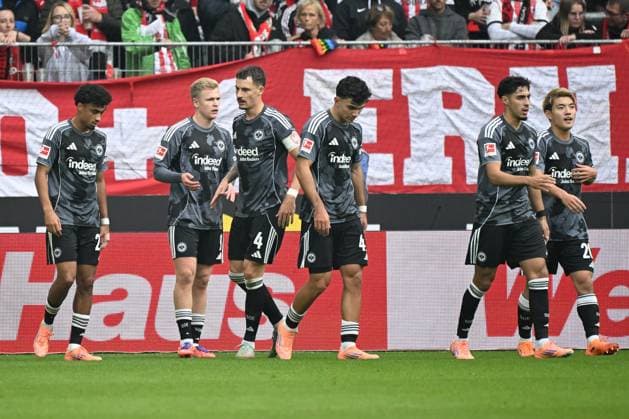 19.10.2025, xjhx, Fussball 1.Bundesliga, SC Freiburg - Eintracht Frankfurt v.l. Torjubel nach dem Tor zum celebrating the goal celebrate 1:1 durch Jonathan Jonny Burkardt (Eintracht Frankfurt) (DFL DFB REGULATIONS PROHIBIT ANY USE OF PHOTOGRAPHS as IMAGE SEQUENCES and or QUASI-VIDEO) Freiburg