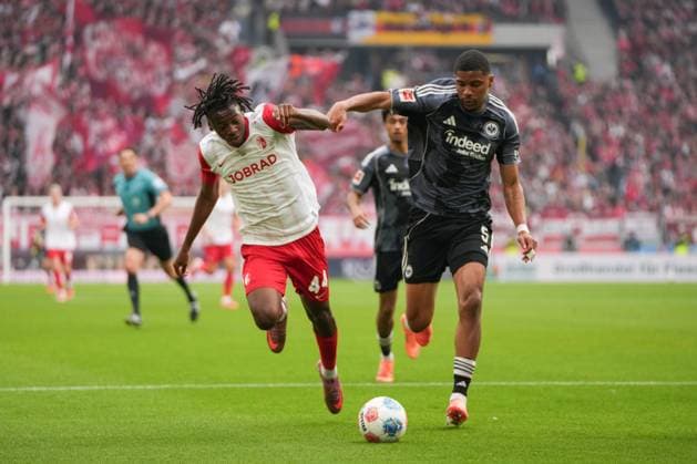 1. Bundesliga: SC Freiburg vs Eintracht Frankfurt, 19.10.2025 Johan Manzambi (SC Freiburg, 44) in a duel with Aurèle Amenda (Eintracht Frankfurt, 5) 1. Bundesliga: SC Freiburg vs Eintracht Frankfurt, Europa-Park-Stadion, 19.10.2025 DFB DFL REGULATIONS PROHIBIT ANY USE OF PHOTOGRAPHS AS IMAGE SEQUENCES AND OR QUASI-VIDEO. Copyright: xBEAUTIFULxSPORTS Boscox