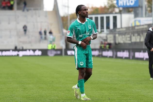 19.10.2025, xrekx, Fussball 2.Bundesliga, SV Elversberg - SpVgg Greuther Fuerth v.l. Noel Futkeu (SpVgg Greuther Fuerth) enttaeuscht, enttäuscht, schaut enttaeuscht, traurig, frustriert, niedergeschlagen, disappointed, sad, frustrated (DFL DFB REGULATIONS PROHIBIT ANY USE OF PHOTOGRAPHS as IMAGE SEQUENCES and or QUASI-VIDEO) Elversberg