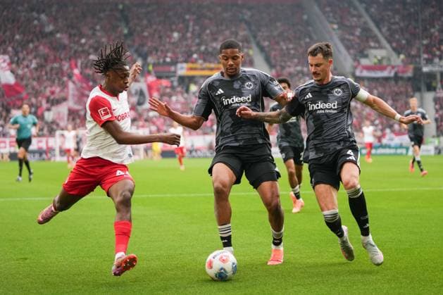 1. Bundesliga: SC Freiburg vs Eintracht Frankfurt, 19.10.2025 Johan Manzambi (SC Freiburg, 44) in a duel with Aurèle Amenda (Eintracht Frankfurt, 5) an Robin Koch (Eintracht Frankfurt, 4) 1. Bundesliga: SC Freiburg vs Eintracht Frankfurt, Europa-Park-Stadion, 19.10.2025 DFB DFL REGULATIONS PROHIBIT ANY USE OF PHOTOGRAPHS AS IMAGE SEQUENCES AND OR QUASI-VIDEO. Copyright: xBEAUTIFULxSPORTS Boscox