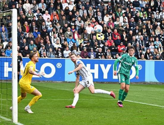 Fussball - 2.Bundesliga - Saison 2025 26 14.09.2025 Ursapharm-Arena SV Elversberg (elv) - SpVgg Fürth (fue) 6:0 Florian Le JONCOUR (SV Elversberg), mi, erzielt das 6:0, li: Torwart Pelle BOEVINK (SpVgg Fürth) Fussball - 2. Bundesliga - SV Elversberg