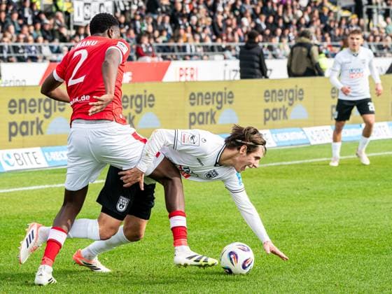 Max Brandt (SSV Ulm 1846, 23) im Zweikampf mit King Manu (FC Energie Cottbus, 02), GER, SSV Ulm 1846 vs. FC Energie Cottbus, Fussball, 3. Liga, Spielzeit 2025 2026, 19.10.2025, DFB DFL regulations prohibit any use of photographs as image sequences and or quasi-video. GER, SSV Ulm 1846 vs. FC Energie Cottbus, Fussball, 3. Liga, Spielzeit 2025 2026, 19.10.2025 Ulm Copyright: xMichaelxSchmidt Eibner-Pressefotx EP_MST