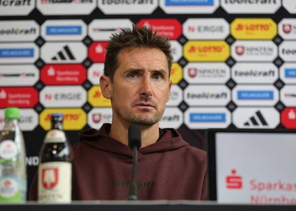 19.10.2025 - Fussball - Saison 2025 2026 - 2. Fussball - Bundesliga - 09. Spieltag: 1. FC Nürnberg FCN ( Club ) - KSV Holstein Kiel ( Störche ) - Sportfoto Zink DaMa - xdaxmax - DFL regulations prohibit any use of photographs as image sequences and or quasi-video - only for editorial use - Miroslav Miro Klose ( Trainer 1. FC Nürnberg FCN ) spricht in Pressekonferenz nach Spielende