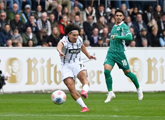 Fussball - 2.Bundesliga - Saison 2025 26 14.09.2025 Ursapharm-Arena SV Elversberg (elv) - SpVgg Fürth (fue) 6:0 Luca DUERHOLTZ (SV Elversberg), li, erzielt das 5:0 Fussball - 2. Bundesliga - SV Elversberg