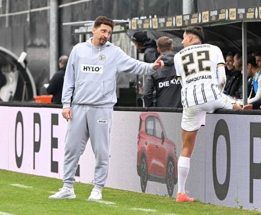 Fussball - 2.Bundesliga - Saison 2025 26 14.09.2025 Ursapharm-Arena SV Elversberg (elv) - SpVgg Fürth (fue) 6:0 Trainer Vincent WAGNER (SV Elversberg), li, und Younes EBNOUTALIB (SV Elversberg) Fussball - 2. Bundesliga - SV Elversberg