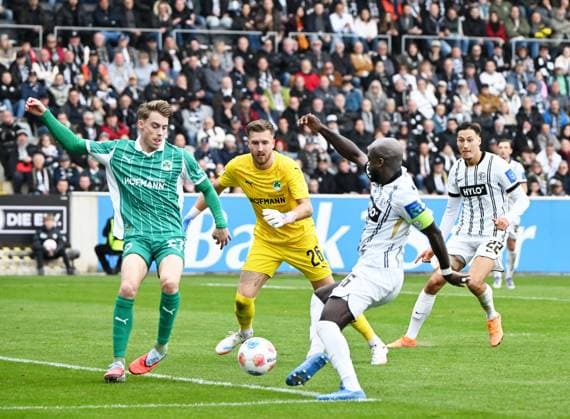 Fussball - 2.Bundesliga - Saison 2025 26 14.09.2025 Ursapharm-Arena SV Elversberg (elv) - SpVgg Fürth (fue) 6:0 Amara CONDE (SV Elversberg), re, Torwart Pelle BOEVINK (SpVgg Fürth), mi, -Gian-Luca ITTER (SpVgg Fürth) Fussball - 2. Bundesliga - SV Elversberg