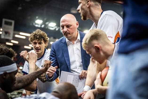 Rostock, Deutschland 19. Oktober 2025: 1.BBL - 2025 2026 - Rostock Seawolves vs. Science City Jena Im Bild: 2.v.li. Przemyslaw Frasunkiewicz (ROSTOCK SEAWOLVES) bei einem TimeOut Copyright: xFotostandx xVoelkerx