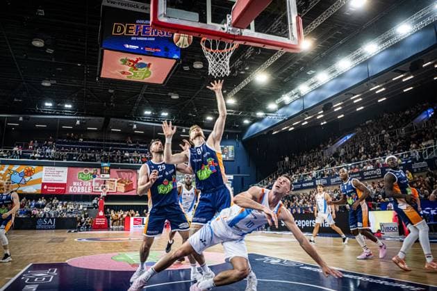 Rostock, Deutschland 19. Oktober 2025: 1.BBL - 2025 2026 - Rostock Seawolves vs. Science City Jena Im Bild: v.li. Owen Klassen (ROSTOCK SEAWOLVES) , Andy van Vliet (ROSTOCK SEAWOLVES) und Joe Wieskamp (Science City Jena) Copyright: xFotostandx xVoelkerx