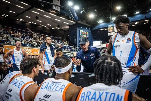 Rostock, Deutschland 19. Oktober 2025: 1.BBL - 2025 2026 - Rostock Seawolves vs. Science City Jena Im Bild: 3.v.re. Björn Harmsen (Science City Jena) bei einem Timeout Copyright: xFotostandx xVoelkerx