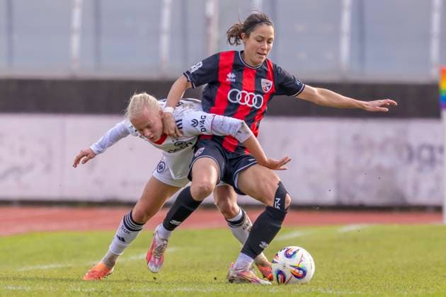 Ingolstadt, Deutschland 19. Oktober 2025: 2. BL - Frauen - 2025 2026 - FC Ingolstadt 04 vs. Eintracht Frankfurt II Im Bild: v. li. im Zweikampf Keira Bednorz (Frankfurt II) und Annika Kömm Koemm (FCI) Audi Sportpark Bayern Copyright: xFotostandx xSchäferx