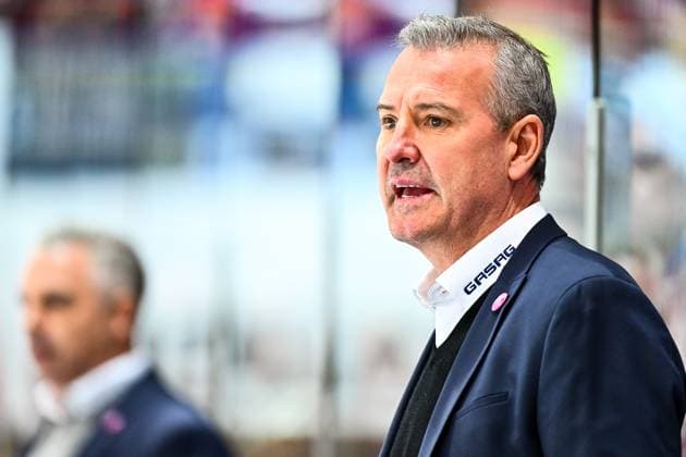 Serge Aubin (Cheftrainer, Headcoach, Eisbaeren Berlin), GER, Iserlohn Roosters vs. Eisbaeren Berlin, Eishockey, Penny-DEL, 12. Spieltag, Spielzeit 2025 2026, 19.10.2025, GER, Iserlohn Roosters vs. Eisbaeren Berlin, Eishockey, Penny-DEL, 12. Spieltag, Spielzeit 2025 2026, 19.10.2025 Iserlohn *** Serge Aubin Head Coach, Headcoach, Eisbaeren Berlin , GER, Iserlohn Roosters vs Eisbaeren Berlin, Ice Hockey, Penny DEL, Matchday 12, Season 2025 2026, 19 10 2025, GER, Iserlohn Roosters vs Eisbaeren Berlin, Ice Hockey, Penny DEL, Matchday 12, Season 2025 2026, 19 10 2025 Iserlohn Copyright: xJonasxBrockmann Eibner-Pressefotx EP_JBN