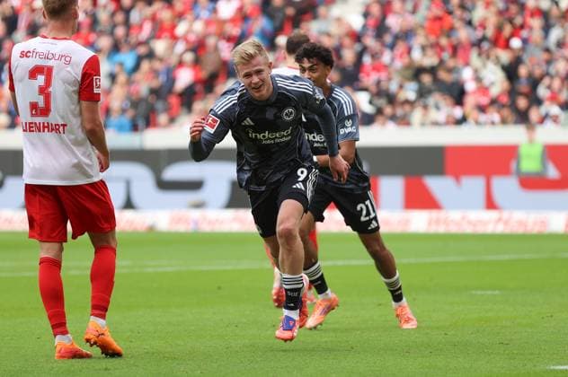 19.10.2025, Fussball Bundesliga, SC Freiburg - Eintracht Frankfurt, v.l., Torjubel zum 1:2 durch Jonathan Burkardt (Eintracht Frankfurt), Goal celebration, celebrate the goal DFL DFB REGULATIONS PROHIBIT ANY USE OF PHOTOGRAPHS AS IMAGE SEQUENCES AND OR QUASI-VIDEO. xdcx Copyright: HMBxMedia Claus