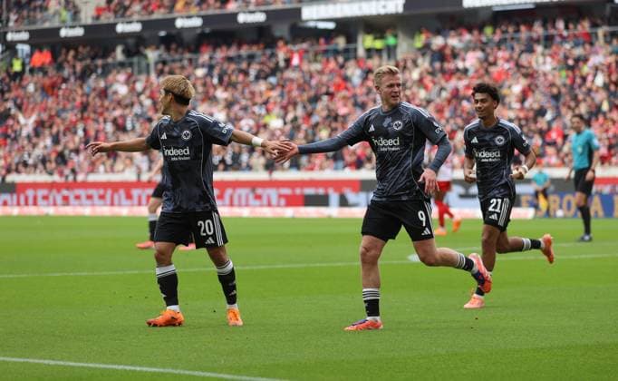 19.10.2025, Fussball Bundesliga, SC Freiburg - Eintracht Frankfurt, v.l., Torjubel zum 1:2 durch Jonathan Burkardt (Eintracht Frankfurt), Goal celebration, celebrate the goal, Ritsu Doan (Eintracht Frankfurt) DFL DFB REGULATIONS PROHIBIT ANY USE OF PHOTOGRAPHS AS IMAGE SEQUENCES AND OR QUASI-VIDEO. xdcx Copyright: HMBxMedia Claus