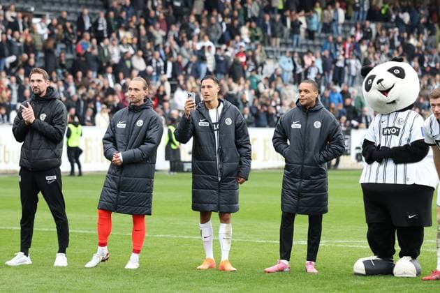 19.10.2025, xrekx, Fussball 2.Bundesliga, SV Elversberg - SpVgg Greuther Fuerth v.l. Younes Ebnoutalib (SV 07 Elversberg) Jan Gyamerah (SV 07 Elversberg) bedankt bedanken sich bei den Fans, the player thanks the fans for their support (DFL DFB REGULATIONS PROHIBIT ANY USE OF PHOTOGRAPHS as IMAGE SEQUENCES and or QUASI-VIDEO) Elversberg