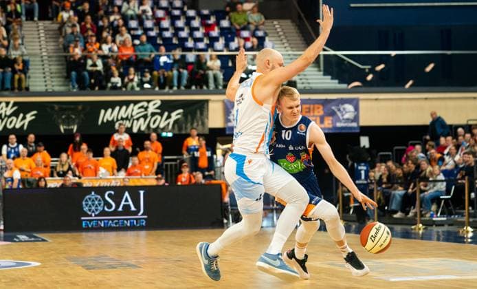 19.10.2025, Basketball, Herren, BBL-Pokal, BBL, Achtelfinale, Rostock Seawolves - Science City Jena Åukasz Kolenda (Rostock Seawolves, re.) gegen Robin Christen (Science City Jena, li.) Rostock Stadthalle Mecklenburg-Vorpommern Deutschland