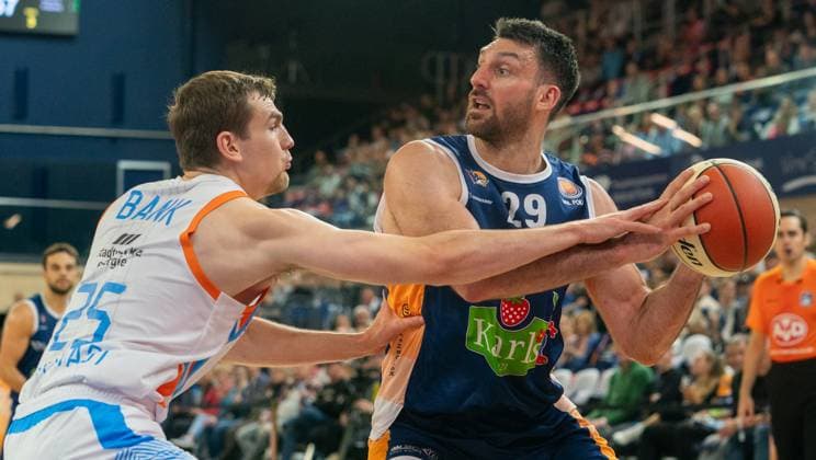19.10.2025, Basketball, Herren, BBL-Pokal, BBL, Achtelfinale, Rostock Seawolves - Science City Jena Lorenz Bank (Science City Jena, li.) gegen Owen Klassen (Rostock Seawolves, re.) Rostock Stadthalle Mecklenburg-Vorpommern Deutschland