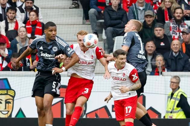 Aurele Amenda (Eintracht Frankfurt, 05), Philipp Lienhart (SC Freiburg, 03), Lukas Kübler, Kubler (SC Freiburg, 17) und Rasmus Kristensen (Eintracht Frankfurt, 13) im Kampf um den Ball , Deutschland, Fussball, 1. Bundesliga, 7.Spieltag, 2025 2026, SC Freiburg vs. Eintracht Frankfurt, 19.10.2025, Europa-Park Stadion, Freiburg im Breisgau, Deutschland Freiburg im Breisgau Europa-Park Stadion Baden-Württemberg Deutschland Copyright: xGrantxHubbsx