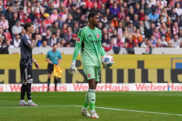 Kaua Santos Kaua Santos (Eintracht Frankfurt, 40) am Ball , Deutschland, Fussball, 1. Bundesliga, 7.Spieltag, 2025 2026, SC Freiburg vs. Eintracht Frankfurt, 19.10.2025, Europa-Park Stadion, Freiburg, Deutschland DFL REGULATIONS PROHIBIT ANY USE OF PHOTOGRAPHS AS IMAGE SEQUENCES AND OR QUASI-VIDEO. Freiburg Europa-Park Stadion Baden-Württemberg Deutschland Copyright: xArnexAmbergx
