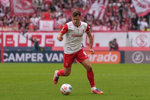 Maximilian Eggestein (SC Freiburg, 08) am Ball , Deutschland, Fussball, 1. Bundesliga, 7.Spieltag, 2025 2026, SC Freiburg vs. Eintracht Frankfurt, 19.10.2025, Europa-Park Stadion, Freiburg, Deutschland DFL REGULATIONS PROHIBIT ANY USE OF PHOTOGRAPHS AS IMAGE SEQUENCES AND OR QUASI-VIDEO. Freiburg Europa-Park Stadion Baden-Württemberg Deutschland Copyright: xArnexAmbergx