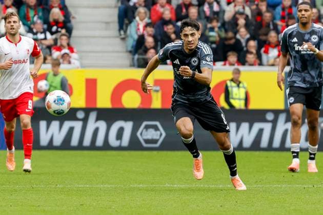Fares Chaibi (Eintracht Frankfurt, 08) am Ball , Deutschland, Fussball, 1. Bundesliga, 7.Spieltag, 2025 2026, SC Freiburg vs. Eintracht Frankfurt, 19.10.2025, Europa-Park Stadion, Freiburg im Breisgau, Deutschland Freiburg im Breisgau Europa-Park Stadion Baden-Württemberg Deutschland Copyright: xGrantxHubbsx