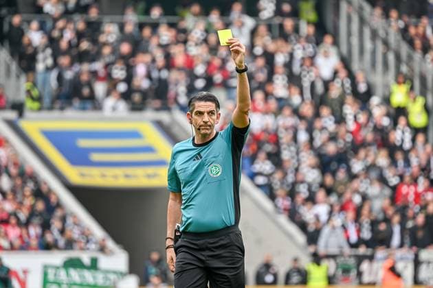 Deniz Aytekin (Schiedsrichter) zeigt die Gelbe Karte in Richtung Philipp Lienhart (SC Freiburg, 03) GER, SC Freiburg - Eintracht Frankfurt, Fussball, Bundesliga, 7. Spieltag, Saison 2025 2026, 19.10.2025 DFL DFB REGULATIONS PROHIBIT ANY USE OF PHOTOGRAPHS AS IMAGE SEQUENCES AND OR QUASI-VIDEO GER, SC Freiburg - Eintracht Frankfurt, Fussball, Bundesliga, 7. Spieltag, Saison 2025 2026, 19.10.2025 Freiburg Copyright: xEibner-Pressefoto ThomasxHessx EP_THS
