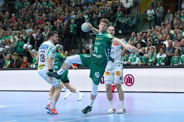 19.10.2025, xtgx, Handball, Daikin HBL, SC DHfK Leipzig - SC Magdeburg v.l. Tim Hertzfeld (Leipzig, 72) wirft Tor, Torschuetze, erzielt Tor, Treffer, scores the goal Leipzig