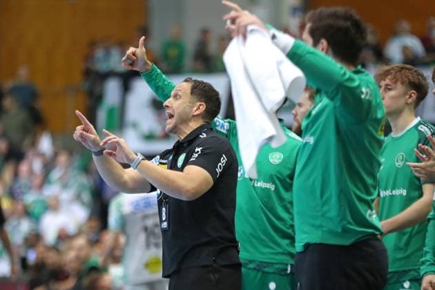 Handball DAIKIN HBL: SC DHfK Leipzig - SC Magdeburg; 19.10.2025 Cheftrainer Raul Alonso (SC DHfK Leipzig). Handball, DAIKIN HBL, 1. Bundesliga, Saison 2025 2026, 9. Spieltag: SC DHfK Leipzig vs. SC Magdeburg am 19.10.2025 in der Quarterback Immobilien Arena Leipzig. Copyright: xBEAUTIFULxSPORTS JanxKaeferx