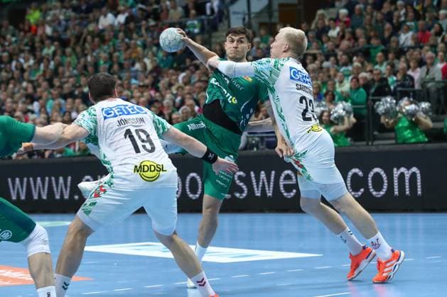 19.10.2025, xtgx, Handball, Daikin HBL, SC DHfK Leipzig - SC Magdeburg v.l. Matej Klima (Leipzig, 13), Magnus Saugstrup (Magdeburg, 23) Zweikampf, Duell, Kampf, tackle Leipzig