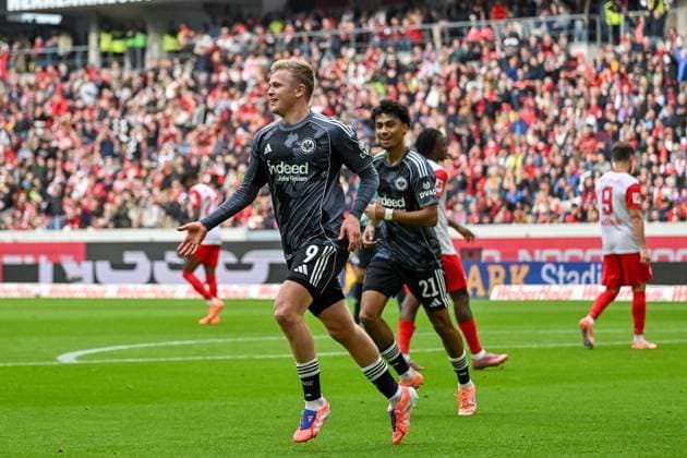 Jubel nach dem Tor zum 1:2 durch Jonathan Burkardt (Eintracht Frankfurt, 09) mit Nathaniel Brown (Eintracht Frankfurt, 21) GER, SC Freiburg - Eintracht Frankfurt, Fussball, Bundesliga, 7. Spieltag, Saison 2025 2026, 19.10.2025 DFL DFB REGULATIONS PROHIBIT ANY USE OF PHOTOGRAPHS AS IMAGE SEQUENCES AND OR QUASI-VIDEO GER, SC Freiburg - Eintracht Frankfurt, Fussball, Bundesliga, 7. Spieltag, Saison 2025 2026, 19.10.2025 Freiburg Copyright: xEibner-Pressefoto ThomasxHessx EP_THS