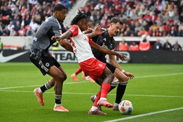 19.10.2025, xjhx, Fussball 1.Bundesliga, SC Freiburg - Eintracht Frankfurt v.l. Aurele Amenda (Eintracht Frankfurt) Johan Manzambi (SC Freiburg) Robin Koch (Eintracht Frankfurt) Zweikampf, Aktion, action, battle for the ball (DFL DFB REGULATIONS PROHIBIT ANY USE OF PHOTOGRAPHS as IMAGE SEQUENCES and or QUASI-VIDEO) Freiburg