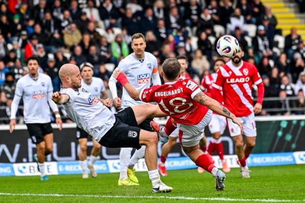 GER, 3. Liga, SSV Ulm 1846 vs FC Energie Cottbus 19.10.2025, Donaustadion, Ulm, GER, 3. Liga, SSV Ulm 1846 vs FC Energie Cottbus, im Bild Marcel Seegert (SSV Ulm, 21), Erik Engelhardt (Cottbus, 18)