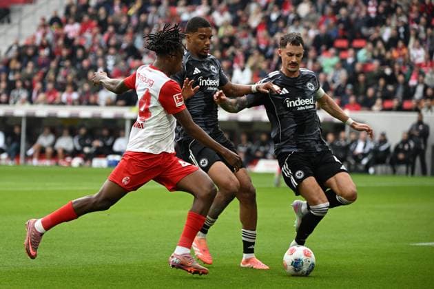 19.10.2025, xjhx, Fussball 1.Bundesliga, SC Freiburg - Eintracht Frankfurt v.l. Aurele Amenda (Eintracht Frankfurt) Johan Manzambi (SC Freiburg) Robin Koch (Eintracht Frankfurt) Zweikampf, Aktion, action, battle for the ball (DFL DFB REGULATIONS PROHIBIT ANY USE OF PHOTOGRAPHS as IMAGE SEQUENCES and or QUASI-VIDEO) Freiburg