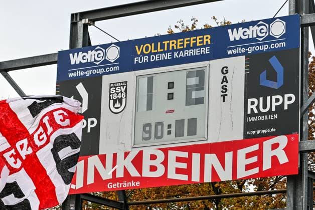 GER, 3. Liga, SSV Ulm 1846 vs FC Energie Cottbus 19.10.2025, Donaustadion, Ulm, GER, 3. Liga, SSV Ulm 1846 vs FC Energie Cottbus, im Bild Anzeigetafel mit dem Endergebnis 1:2