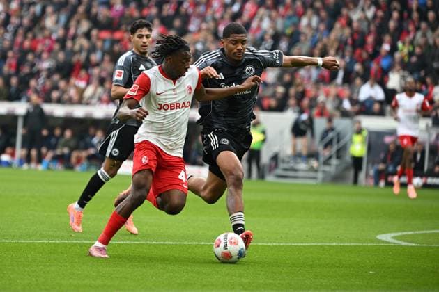 19.10.2025, xjhx, Fussball 1.Bundesliga, SC Freiburg - Eintracht Frankfurt v.l. Aurele Amenda (Eintracht Frankfurt) Johan Manzambi (SC Freiburg) ) Zweikampf, Aktion, action, battle for the ball (DFL DFB REGULATIONS PROHIBIT ANY USE OF PHOTOGRAPHS as IMAGE SEQUENCES and or QUASI-VIDEO) Freiburg