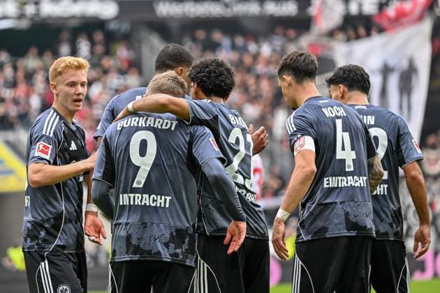 Jubel nach dem Tor zum 1:2 durch Jonathan Burkardt (Eintracht Frankfurt, 09) mit Can Uzun (Eintracht Frankfurt, 42), Nathaniel Brown (Eintracht Frankfurt, 21), Aurele Amenda (Eintracht Frankfurt, 05), Robin Koch (Eintracht Frankfurt, 04) GER, SC Freiburg - Eintracht Frankfurt, Fussball, Bundesliga, 7. Spieltag, Saison 2025 2026, 19.10.2025 DFL DFB REGULATIONS PROHIBIT ANY USE OF PHOTOGRAPHS AS IMAGE SEQUENCES AND OR QUASI-VIDEO GER, SC Freiburg - Eintracht Frankfurt, Fussball, Bundesliga, 7. Spieltag, Saison 2025 2026, 19.10.2025 Freiburg Copyright: xEibner-Pressefoto ThomasxHessx EP_THS