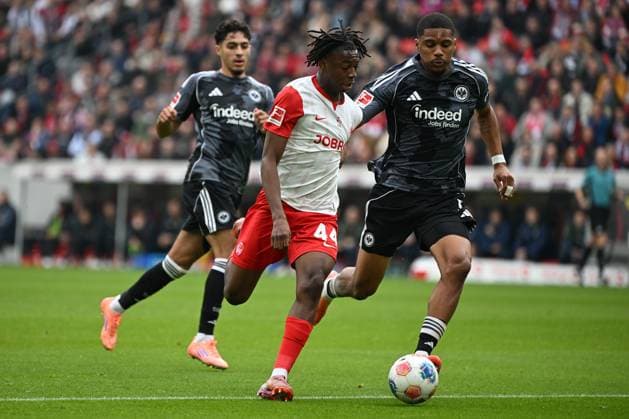 19.10.2025, xjhx, Fussball 1.Bundesliga, SC Freiburg - Eintracht Frankfurt v.l. Aurele Amenda (Eintracht Frankfurt) Johan Manzambi (SC Freiburg) ) Zweikampf, Aktion, action, battle for the ball (DFL DFB REGULATIONS PROHIBIT ANY USE OF PHOTOGRAPHS as IMAGE SEQUENCES and or QUASI-VIDEO) Freiburg