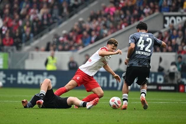 19.10.2025, xjhx, Fussball 1.Bundesliga, SC Freiburg - Eintracht Frankfurt v.l. Maximilian Eggestein (SC Freiburg) Jonathan Jonny Burkardt (Eintracht Frankfurt) Zweikampf, Aktion, action, battle for the ball Can Uzun (Eintracht Frankfurt) (DFL DFB REGULATIONS PROHIBIT ANY USE OF PHOTOGRAPHS as IMAGE SEQUENCES and or QUASI-VIDEO) Freiburg