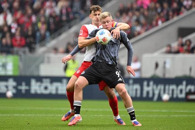 19.10.2025, xjhx, Fussball 1.Bundesliga, SC Freiburg - Eintracht Frankfurt v.l. Maximilian Eggestein (SC Freiburg) Jonathan Jonny Burkardt (Eintracht Frankfurt) Zweikampf, Aktion, action, battle for the ball (DFL DFB REGULATIONS PROHIBIT ANY USE OF PHOTOGRAPHS as IMAGE SEQUENCES and or QUASI-VIDEO) Freiburg