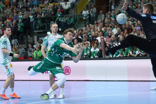 19.10.2025, xtgx, Handball, Daikin HBL, SC DHfK Leipzig - SC Magdeburg v.l. Tim Hertzfeld (Leipzig, 72) wirft Tor, Torschuetze, erzielt Tor, Treffer, scores the goal Leipzig