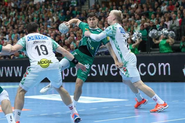 19.10.2025, xtgx, Handball, Daikin HBL, SC DHfK Leipzig - SC Magdeburg v.l. Matej Klima (Leipzig, 13), Magnus Saugstrup (Magdeburg, 23) Zweikampf, Duell, Kampf, tackle Leipzig